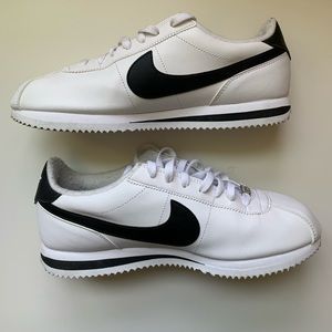 Nike Cortez. Come with replacement box. Classic shoe to have in your wardrobe